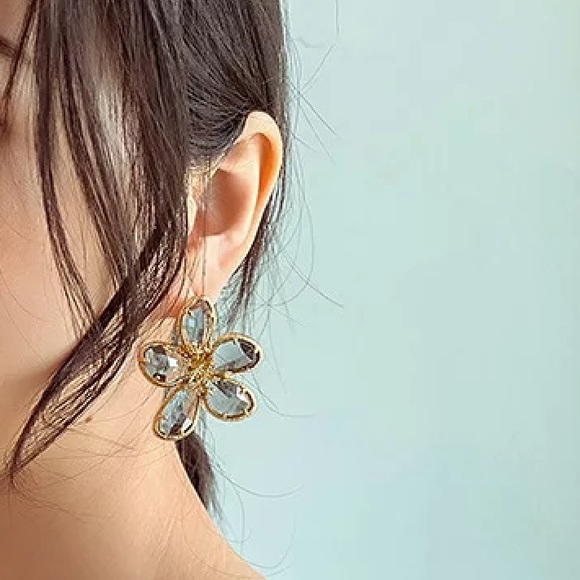 Beautiful Big Acrylic Gold Plated Earrings - Picture 3 of 3